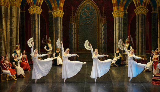 picture Szentpétervári Balett: A hattyúk tava